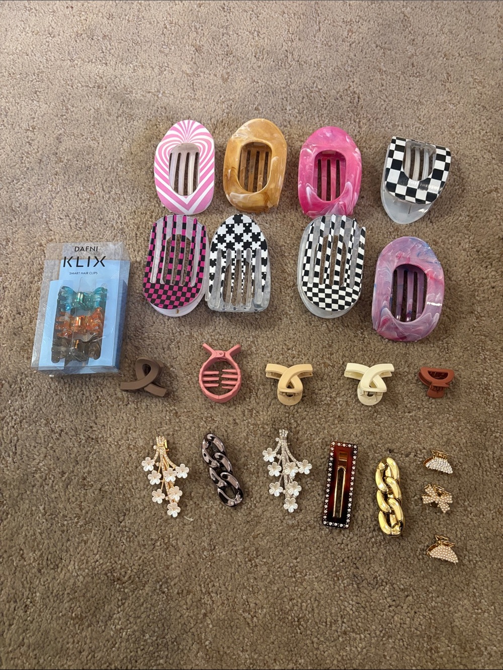 HUGE LOT OF HAIR CLIPS 24!!